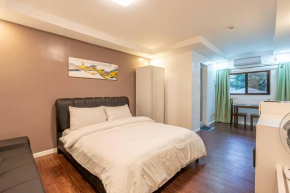 Vincent Resort room 204 with Netflix Pool Housekeeping!